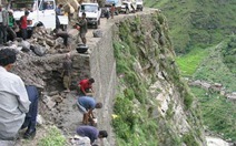 Nepal: xe buýt lao xuống núi, 41 người chết