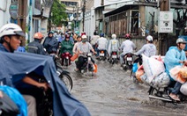 Sài Gòn ngập, kẹt xe kéo dài sau mưa trái mùa
