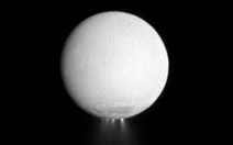 Tàu Cassini bay sát mặt trăng sao Thổ