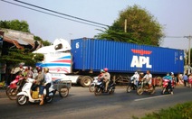 Xe container đâm tuốt vô nhà dân