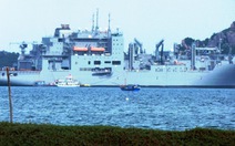 Tàu hải quân Hoa Kỳ sửa chữa ở vịnh Cam Ranh