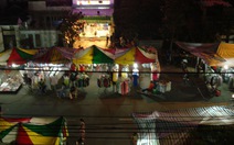 Chợ đêm bít đường vào nhà dân