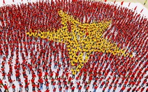 "Giọt máu Việt" khổng lồ với 4.000 người xếp hình