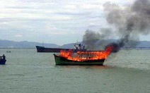 Tàu bốc cháy gần cảng xăng dầu Quy Nhơn