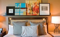 Mua đồ lưu niệm tại phòng khách sạn