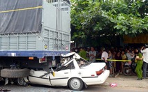 Ôtô nát đầu dưới gầm xe tải, 2 người tử vong