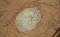 "Tò mò" làm sạch bụi trên đá sao Hỏa