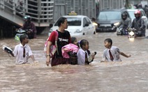 Thủ đô Jakarta chìm trong nước lũ