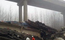 Trung Quốc: xe pháo hoa nổ làm sập đường cao tốc