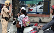 Xử phạt chở trẻ em không đội mũ bảo hiểm