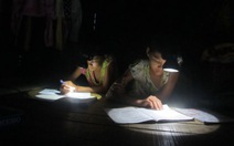 Học trò nghèo đội đèn tìm chữ