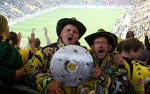 Ăn xúc xích, uống bia, bàn bóng đá...