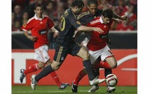 HLV Rafael Benitez đau đầu với hàng thủ