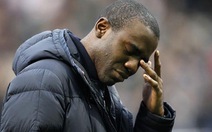 Muamba giã từ sân cỏ