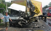 Xe container đối đầu xe tải, dầu tràn mặt đường