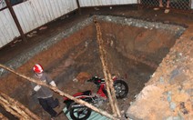 Dông lốc ở TP.HCM, nhiều nhà tốc mái, cây xanh gãy đổ