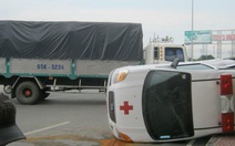 Xe tải "húc" xe cứu thương, hai người cấp cứu