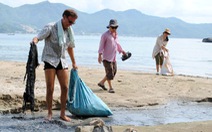 Ông Tây nhặt rác trên bãi biển Nha Trang