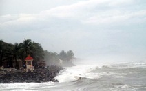 Sóng biển đánh sập hàng trăm mét bờ kè biển Hội An
