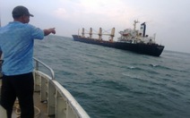 Các thủy thủ tàu Panama mắc cạn không chịu rời tàu