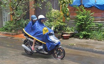 Đi xe máy, chọn áo mưa loại nào cho an toàn?