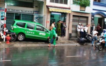 Tài xế bị đánh ngất xỉu, taxi lùi xe đụng hàng loạt