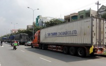 Xe container đậu tràn lan trên đường cấm