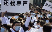 Bị tấn công, bác sĩ Trung Quốc biểu tình đòi bảo vệ