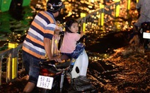 Đến 22g ngày 5-11, dân Sài Gòn vẫn vật lộn với nước ngập