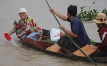 Vượt đầm Thị Nại đến với vùng bị chia cắt