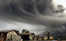 Hai núi lửa Indonesia đồng loạt phun trào