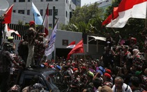 Người biểu tình Indonesia ném trứng vào Đại sứ quán Úc