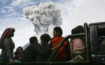Núi lửa Sinabung phun cao 1,5km, 12.000 người sơ tán