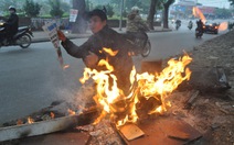Hà Nội: người lao động đốt lửa sưởi ấm giữa đường