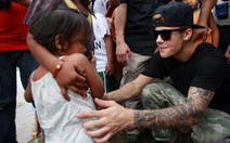 Justin Bieber hát giữa Tacloban hoang tàn