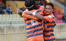 Hà Nội T&T thua trận, bầu Hiển xuống sân mắng trọng tài