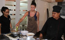 Du khách học nấu món ăn Việt