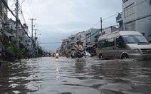 Đường phố Sài Gòn lại thành "sông" sau mưa lớn