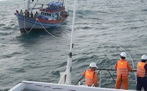 Cứu 6 ngư dân trên tàu cá hỏng máy sắp chìm