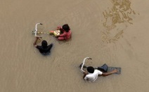 Ấn Độ, Pakistan chìm trong mưa lũ, hơn 100 người chết