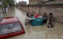 Hàng nghìn người bị nước lũ vây hãm ở Kashmir, Ấn Độ