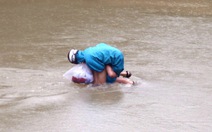 ​Nước ngập sâu, học sinh liều qua suối đến trường