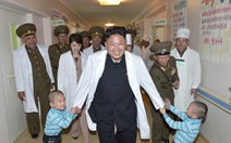 Kim Jong Un vắng mặt bất thường vì... bị thương đầu gối