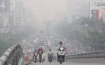 Sương mù bức xạ mang khói bụi ô nhiễm bao phủ TP.HCM