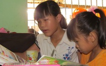 Học sinh miền biển Quảng Ngãi vượt nghịch cảnh đến trường
