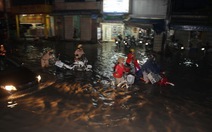 Dân Sài Gòn vật lộn với ngập nặng sau mưa
