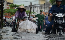 Sài Gòn lại khổ vì đường ngập, kẹt xe