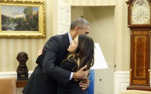 Obama ôm chúc mừng nữ y tá gốc Việt khỏi nhiễm Ebola
