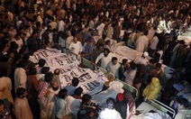 Xác chết la liệt sau đánh bom tự sát ở biên giới Ấn - Pakistan