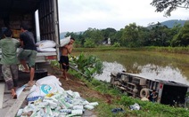 Xe tải lật xuống ruộng, dân nhặt đường sữa giúp tài xế